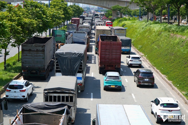 Quốc lộ 1 ùn tắc 5km vì 'điểm nghẽn' ở cửa ngõ phía Đông TPHCM - 2