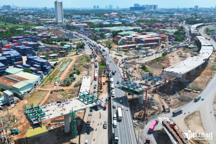 Tại khu vực ngã ba Tân Vạn, việc thi công nút giao Tân Vạn thuộc dự án Vành đai 3 TPHCM khiến việc lưu thông của các phương tiện gặp nhiều khó khăn. Tốc độ di chuyển bị hạn chế, tình trạng ùn ứ cục bộ thường xuyên xảy ra, nhất là vào giờ cao điểm.