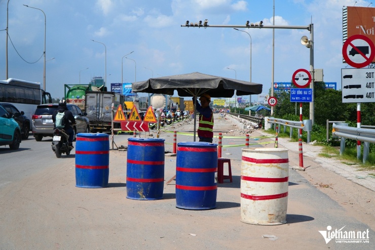Bên cạnh đó, khu vực cầu Đồng Nai (cũ) đang được sửa chữa, nâng cấp buộc phải thu hẹp gần một nửa mặt đường, khiến việc lưu thông qua đây càng trở nên khó khăn.