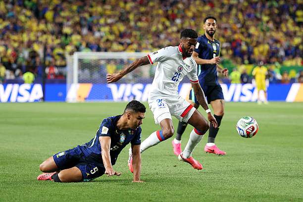 Casemiro tỏ ra khá chật vật trước các cầu thủ Haiti to con