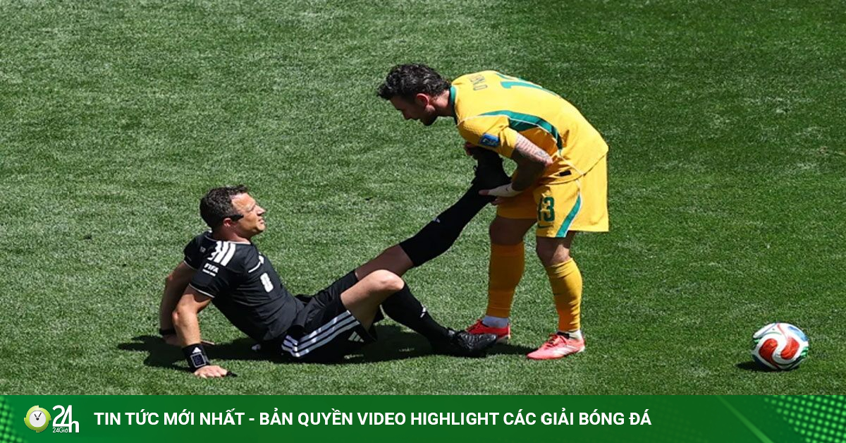 Hy hữu World Cup: Trọng tài gục xuống sân, cầu thủ hai đội lao vào giải cứu