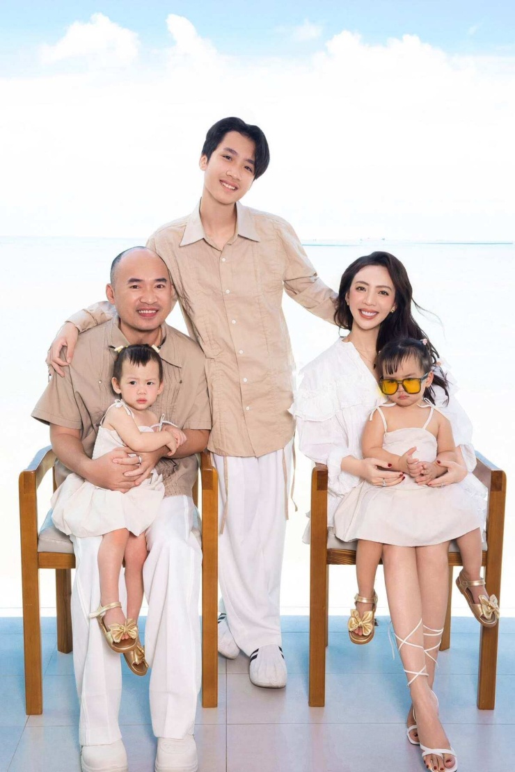 Ảnh sao 21/6: Thu Trang - Tiến Luật đưa cặp song sinh đi biển - 4