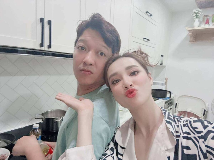 Ảnh sao 21/6: Thu Trang - Tiến Luật đưa cặp song sinh đi biển - 11