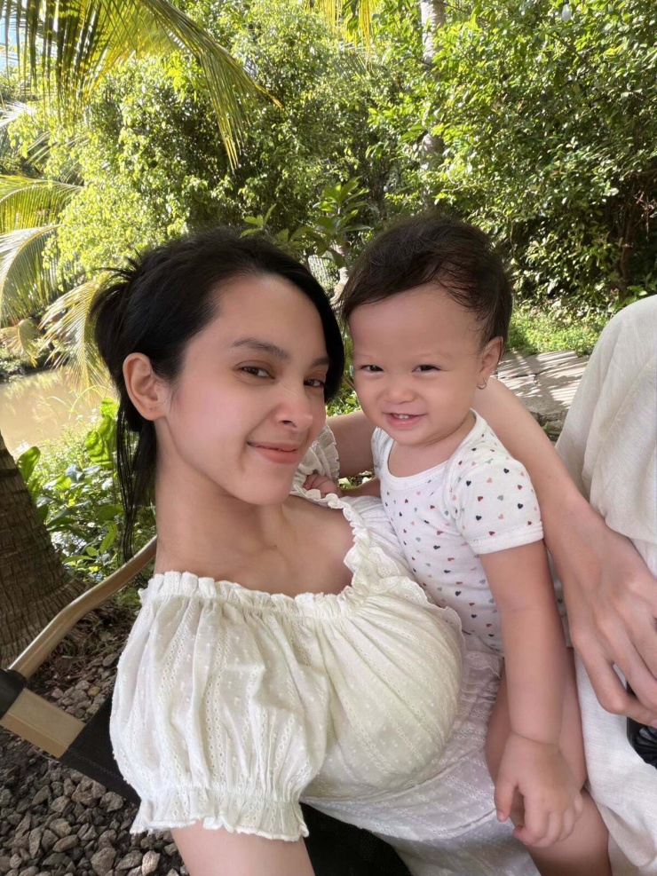Ảnh sao 21/6: Thu Trang - Tiến Luật đưa cặp song sinh đi biển - 10