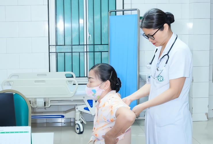PGS.TS, bác sĩ Phạm Cẩm Phương thăm khám cho người bệnh. Ảnh BVCC