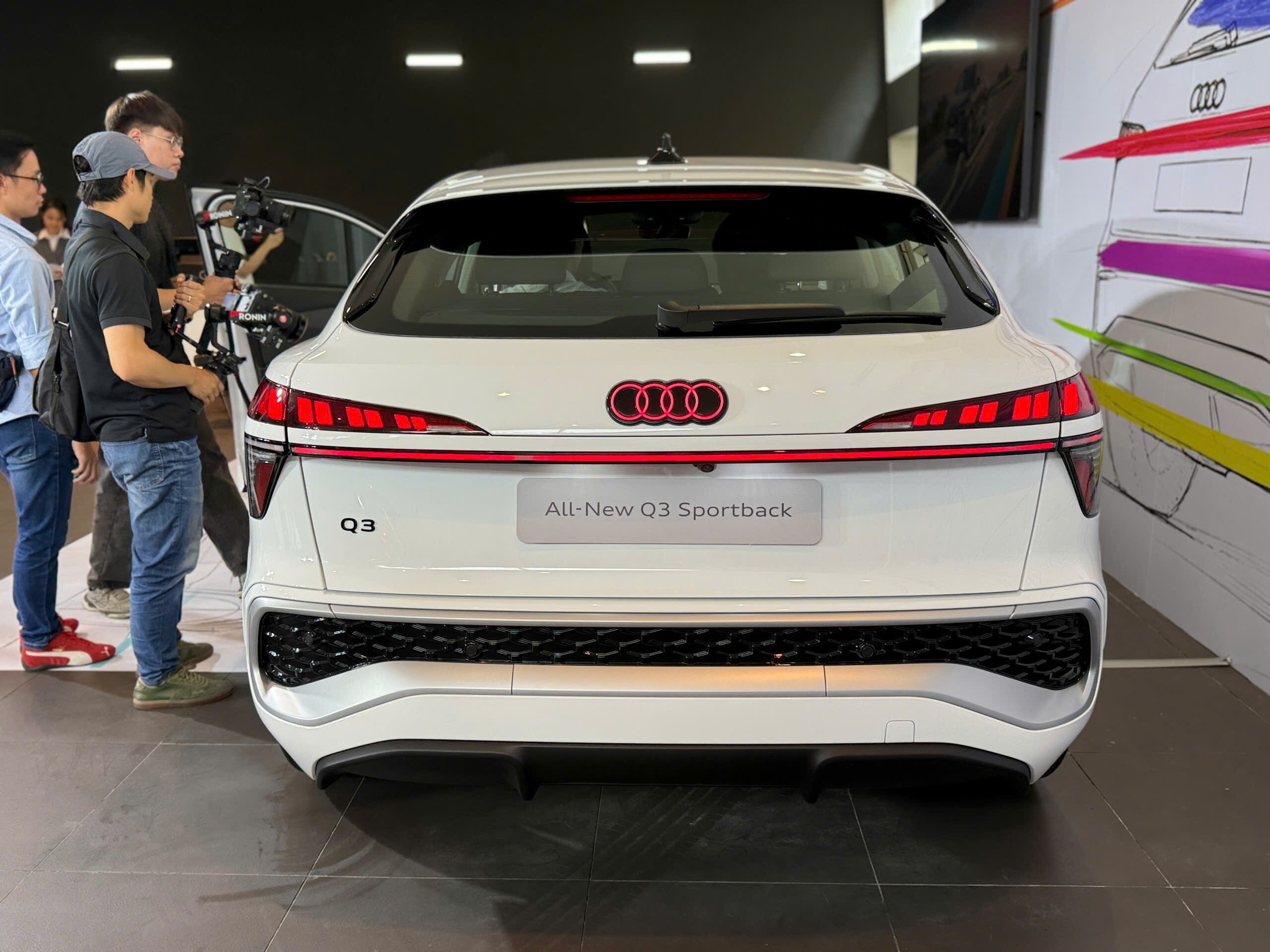 Q3 SUV có chiều cao 1.601 mm cùng khoang hành lý dung tích từ 488 đến 1.386 lít.