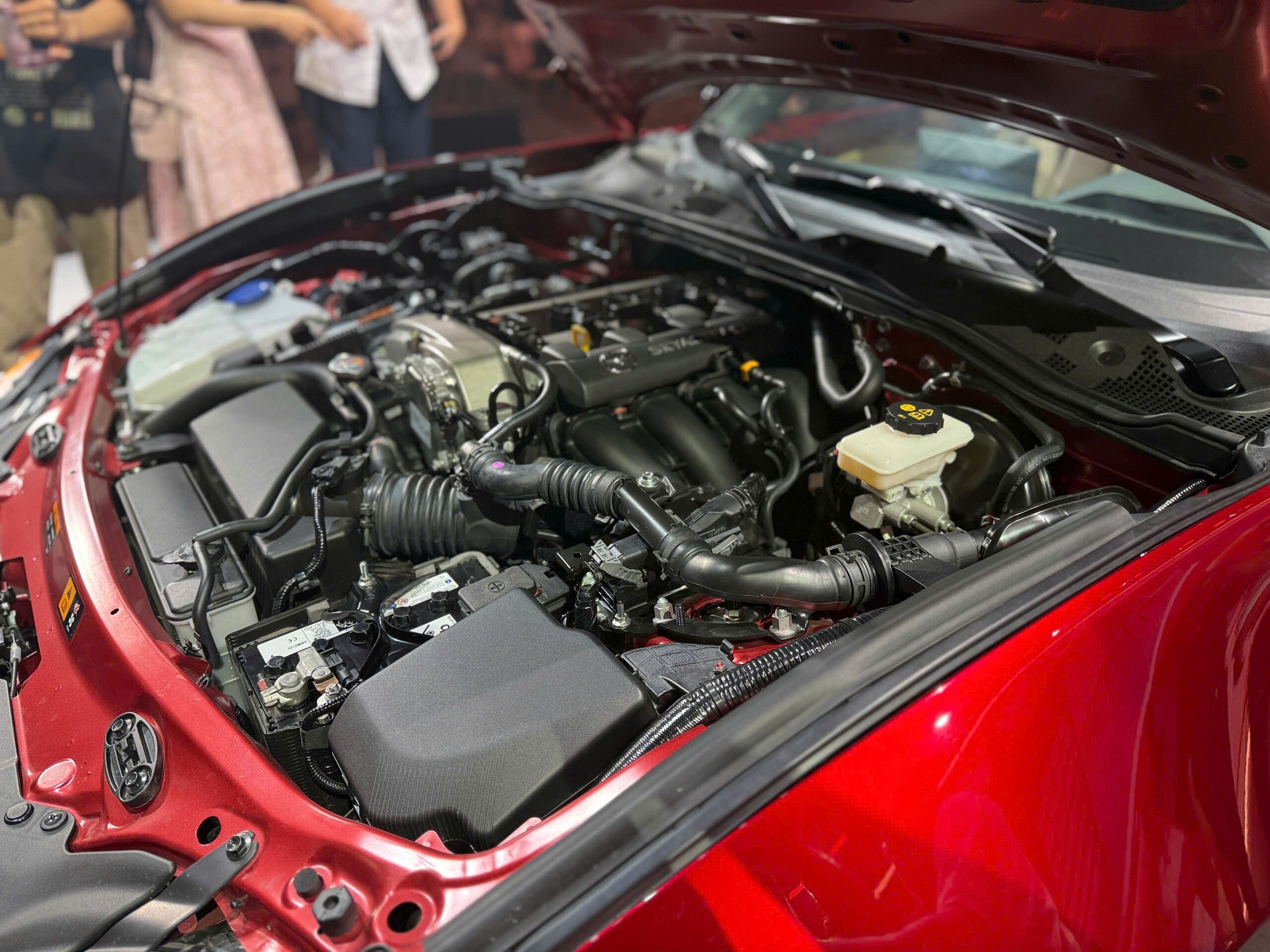 Xe được&nbsp;trang bị động cơ xăng Skyactiv-G, dung t&iacute;ch 2.0L, cho c&ocirc;ng suất tối đa 181 m&atilde; lực.