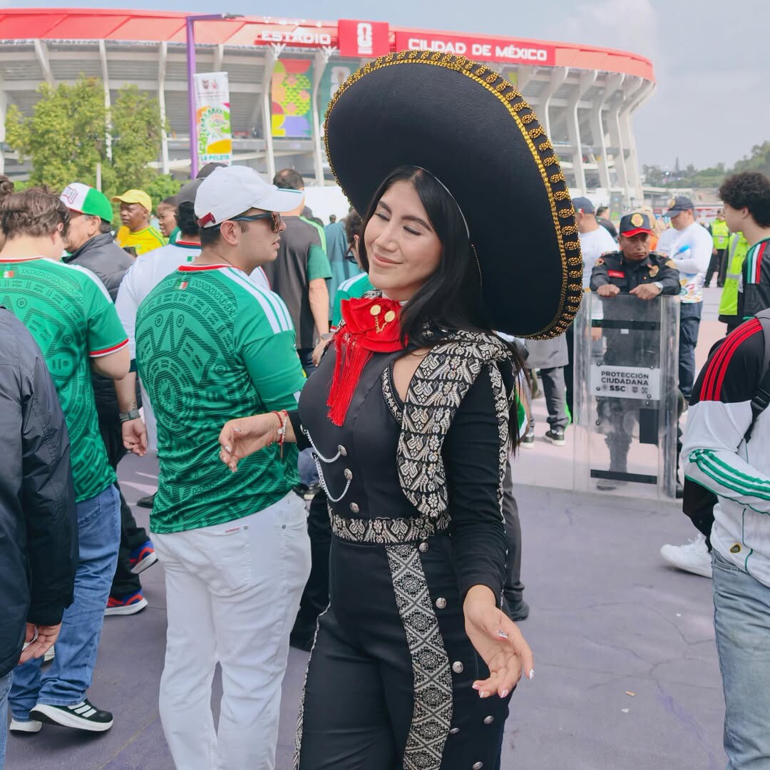 Mexican beauty wears daring outfit, showing off her hot figure in the stands - 5