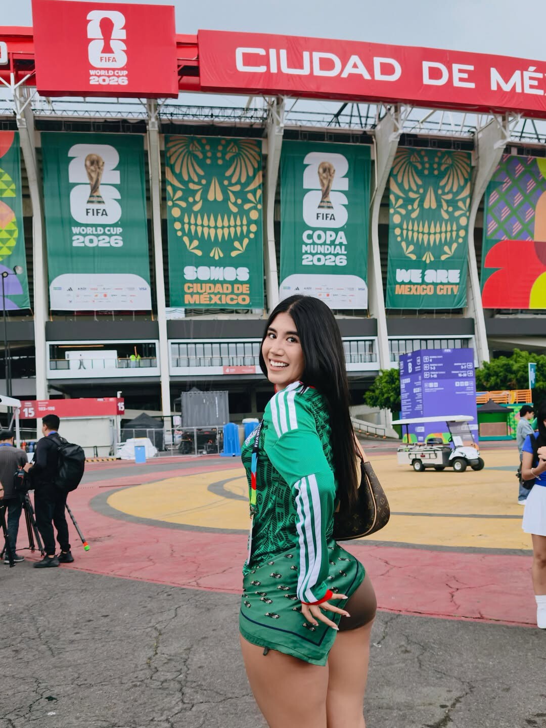 Mexican beauty wears daring outfit, showing off her hot figure in the stands - 8