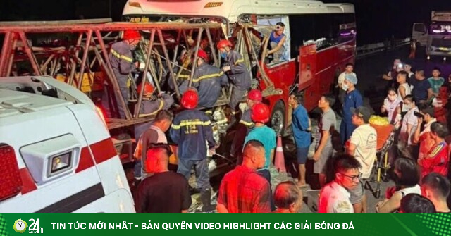 Xe khách 'găm' chặt đuôi xe đầu kéo trên cao tốc, tài xế tử vong
