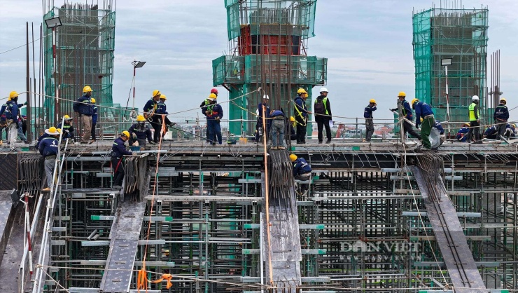 Tính đến cuối tháng 5, các đơn vị đang thi công kết cấu bê tông cốt thép tầng 2 và các khán đài. Những ngày tháng 6, đang triển khai lắp đặt kết cấu thép đỡ mái. Ban Quản lý dự án cho biết, dự kiến tháng 12 năm nay sẽ kết thúc kết cấu bê tông cốt thép. Tháng 5/2027 sẽ kết thúc thi công mái vòm để tháng 7 kết thúc xây dựng.