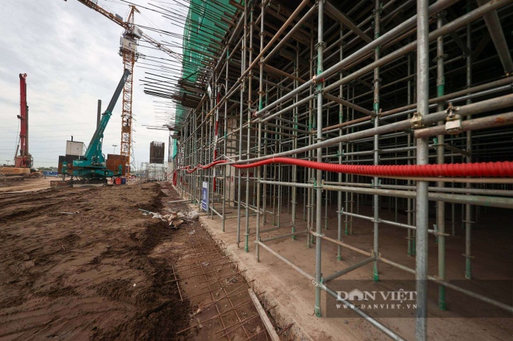 Ngoài ra, đơn vị đã thi công ép cọc kết cấu chính đạt 100%, thi công đài móng, san tầng 1 đạt trên 70%. 