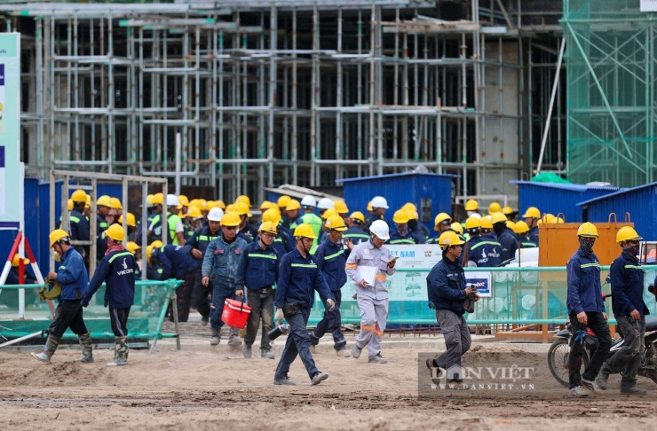 Hàng ngày có hàng nghìn chuyên gia, kỹ sư, công nhân và máy móc trên công trường. Các đơn vị chia thành nhiều ca, kíp cả ngày lẫn đêm để thi công.