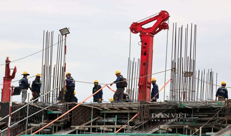 Có mặt tại đại công trường thi công SVĐ Hùng Vương, có thể cảm nhận rõ tiếng máy móc vang lên từ bốn phía.