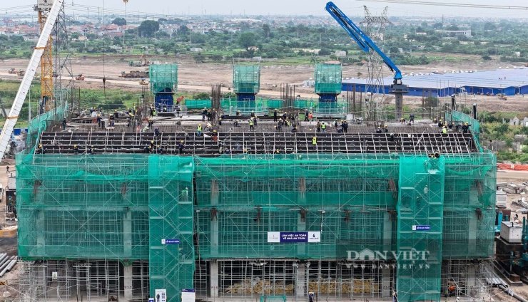 Một góc khán đài B ngày 19/6. Về thiết kế, SVĐ được lấy cảm hứng từ hình tượng Trống đồng Đông Sơn. Đây là yếu tố văn hóa mang hào khí Việt Nam được đưa vào công trình nhằm tạo dấu ấn riêng về kiến trúc.