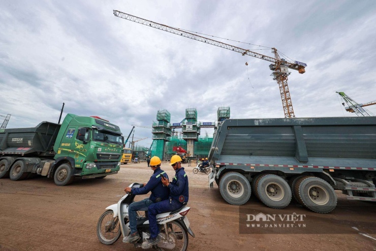 Các con đường nội khu bên ngoài SVĐ Hùng Vương ngày 19/6.