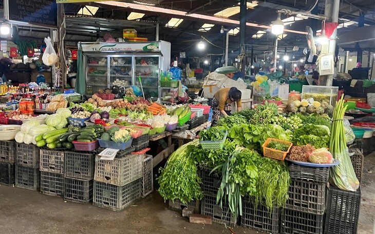 Nắng nóng kéo dài, nhiều gia đình 'nín thở' chờ hóa đơn tiền điện