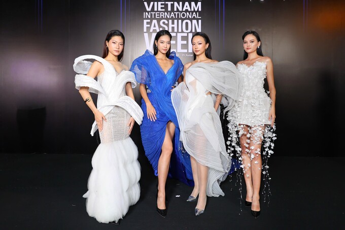 Quang Minh mặc như thanh niên sánh đôi bà xã kém 37 tuổi - 10