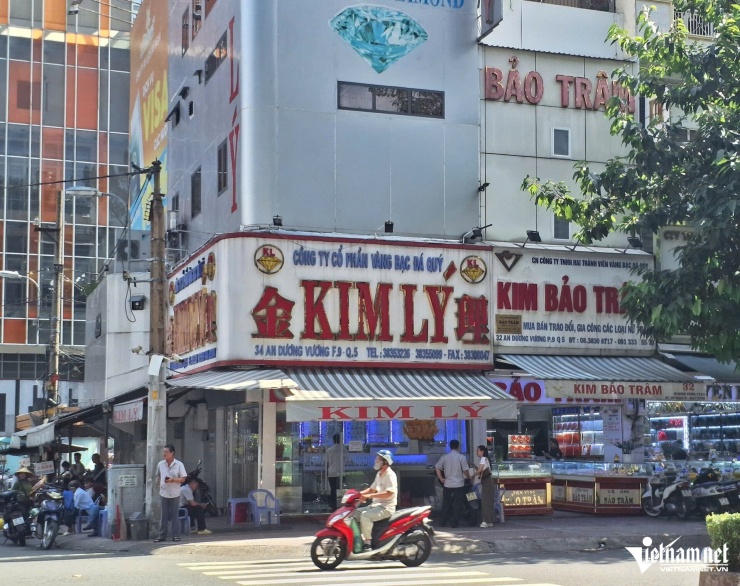 Tiệm vàng Kim Lý mở cửa kinh doanh bình thường, ảnh chụp ngày 17/6. Ảnh: Trần Chung