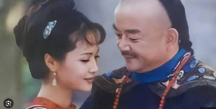 Hòa Thân và người vợ đầu tiên rất tâm đầu ý hợp.