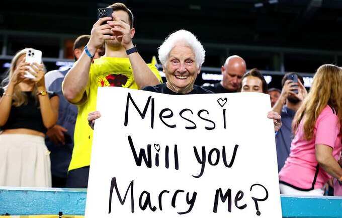 Bà Pauline nhiều lần đến sân vận động cổ vũ Messi và đồng đội.