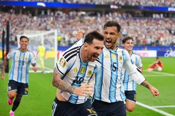 Lionel Messi mừng bàn nâng tỷ số lên 2-0 cho Argentina trong trận thắng Áo ở lượt hai bảng J World Cup 2026 trên sân Dallas ở Arlington, Texas ngày 22/6. Ảnh:AP