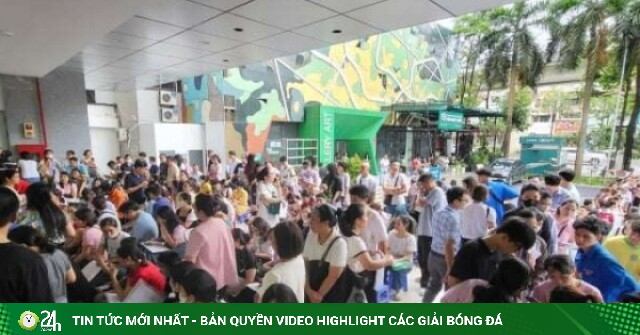 Phụ huynh xếp hàng dài nộp hồ sơ vào lớp 10 Trường THPT Kiến trúc, Hiệu trưởng giải đáp câu hỏi "nóng"