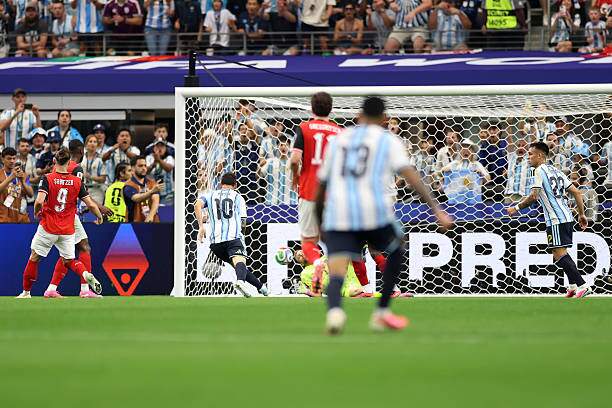 Messi hoàn tất một pha bóng hay khởi xướng bởi Almada (số 16) để ghi bàn thứ 17 tại các kỳ World Cup