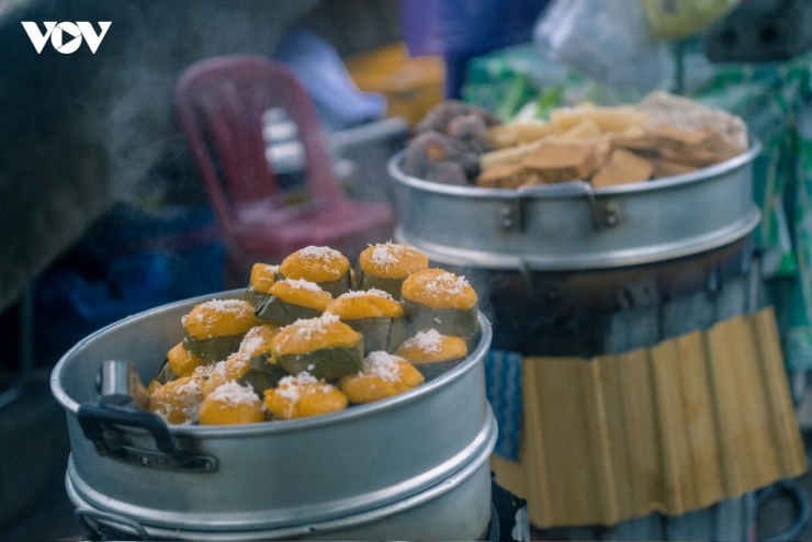Những gánh hàng mờ ảo lẩn khuất trong làn sương trắng xóa khiến cả khu chợ như đang bồng bềnh lơ lửng giữa lưng chừng trời.