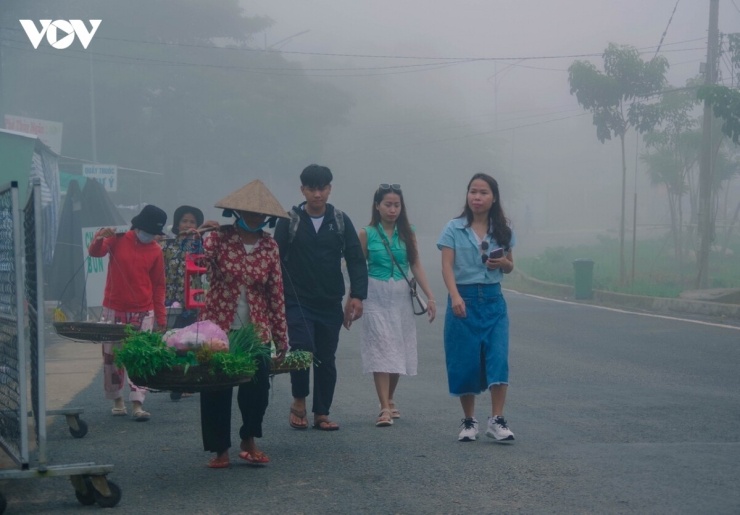 Tuy nhiên, điểm nhấn níu chân du khách và tạo nên nét đặc trưng riêng biệt lại là một phiên chợ mang cái tên đầy chất thơ đó là "chợ mây".
