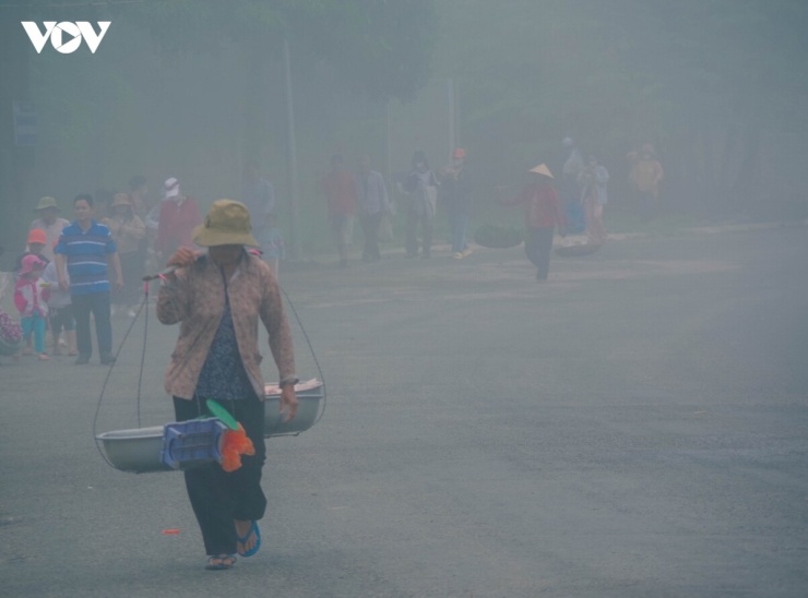 Phiên chợ này đã tồn tại từ rất lâu, nhưng bước ngoặt lớn nhất có lẽ là vào năm 2006. Khi công trình tượng Phật Di Lặc uy nghi khánh thành, lượng khách hành hương đổ về ngày càng đông, đưa chợ mây trở nên sầm uất và sôi động hơn bao giờ hết.