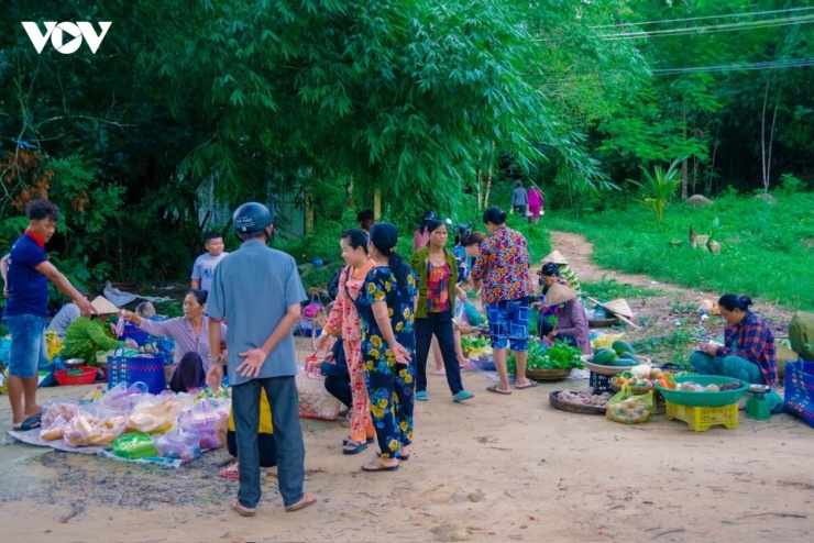 Dù nằm cheo leo trên đỉnh núi, chợ mây lại là đầu mối trung chuyển hàng hóa quan trọng, phục vụ trực tiếp nhu cầu thiết yếu của người dân bản địa và du khách.