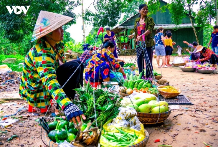 “Ở đây, chúng tôi chủ yếu mang ra bán những nông sản tự trồng trong vườn như rau, củ, quả. Đời sống trên núi phần nhiều là tự cung tự cấp. Vì quãng đường từ đỉnh núi xuống đồng bằng khá xa xôi, nên bà con thường mang đồ tự trồng ra chợ để trao đổi, mua bán chéo những vật phẩm thiết yếu hàng ngày”.