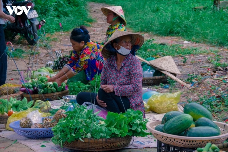 Hàng hóa tại chợ mây không chỉ được vận chuyển từ dưới xuôi lên mà phần nhiều là những sản vật kết tinh từ chính bàn tay lao động của người dân nơi đây.