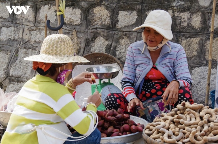 "Ở đây, bà con họp chợ từ rất sớm. Khoảng 5 giờ sáng là dường như mọi người đã có mặt đông đủ để bày biện, sắp xếp hàng hóa, việc ai nấy làm để kịp đón ngày mới”, bà Mận nói.