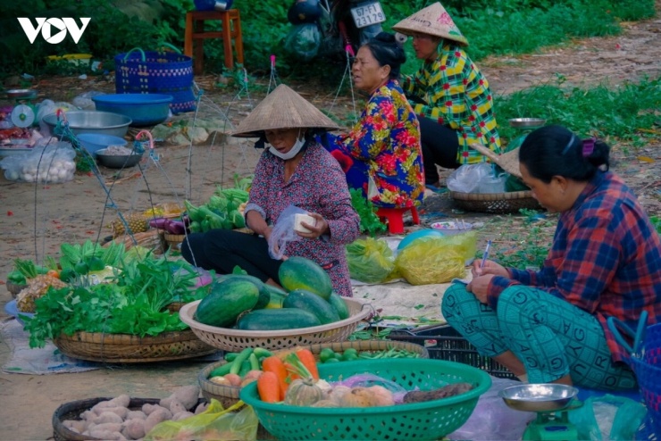 "Tôi đã gắn bó với phiên chợ này gần 20 năm, từ thuở sơ khai khi đường sá lên núi còn trắc trở, khó đi".