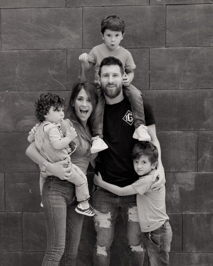 Vợ chồng Messi bên 3 con.