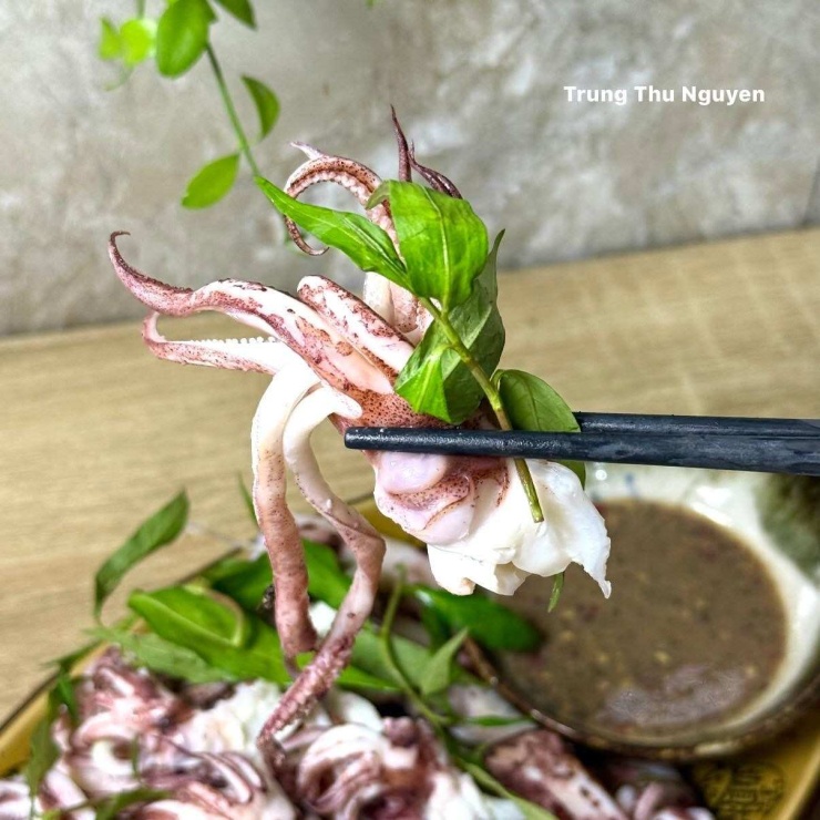Loại rau gia vị mọc đầy bờ rào, hấp mực thơm phức, thanh ngọt, giữ trọn vị tươi của hải sản - 2