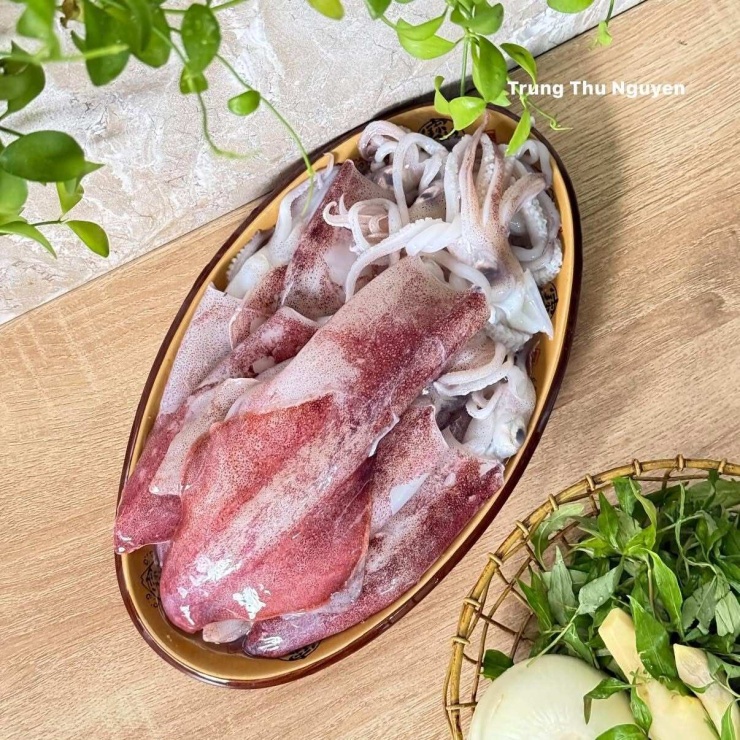 Loại rau gia vị mọc đầy bờ rào, hấp mực thơm phức, thanh ngọt, giữ trọn vị tươi của hải sản - 3