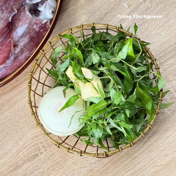 Nguyên liệu hấp mực gồm rau răm,gừng,hành tây