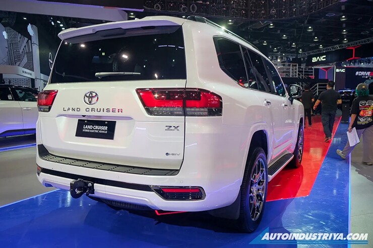 Toyota Land Cruiser Hybrid chốt giá gần 3 tỷ đồng, dự kiến về Việt Nam cuối năm - 2
