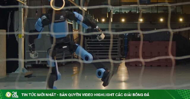 Robot nhân hình Trung Quốc ra sân, tái hiện cú sút phạt đền của Messi và Ronaldo