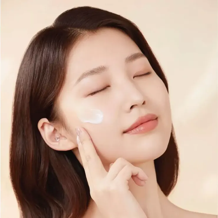Kem chống nắng được xem là "lá chắn" giúp bảo vệ da trước tia UV, ngăn ngừa sạm nám, nếp nhăn và sự suy giảm collagen.