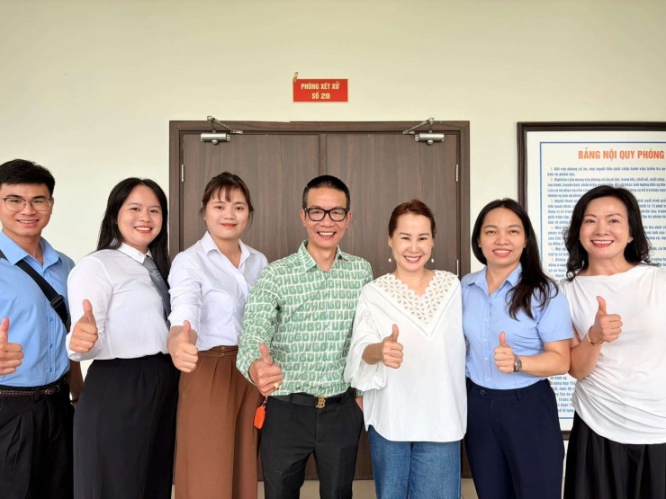 Nhạc sĩ Giáng Son, Nguyễn Vĩnh Tiến cùng các luật sư bảo vệ quyền lợi tại phiên tòa sáng 26/6. Ảnh: NVCC