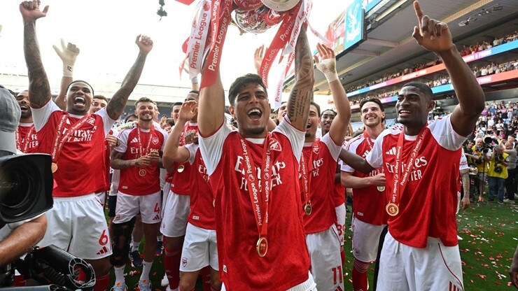 Arsenal thông báo đã kích hoạt điều khoản mua đứt&nbsp;Hincapie