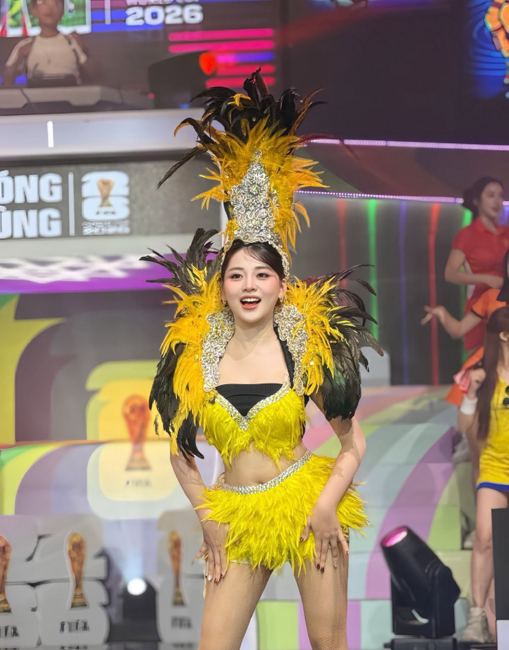 Cô mang đến chương trình những vũ điệu nóng bỏng 
