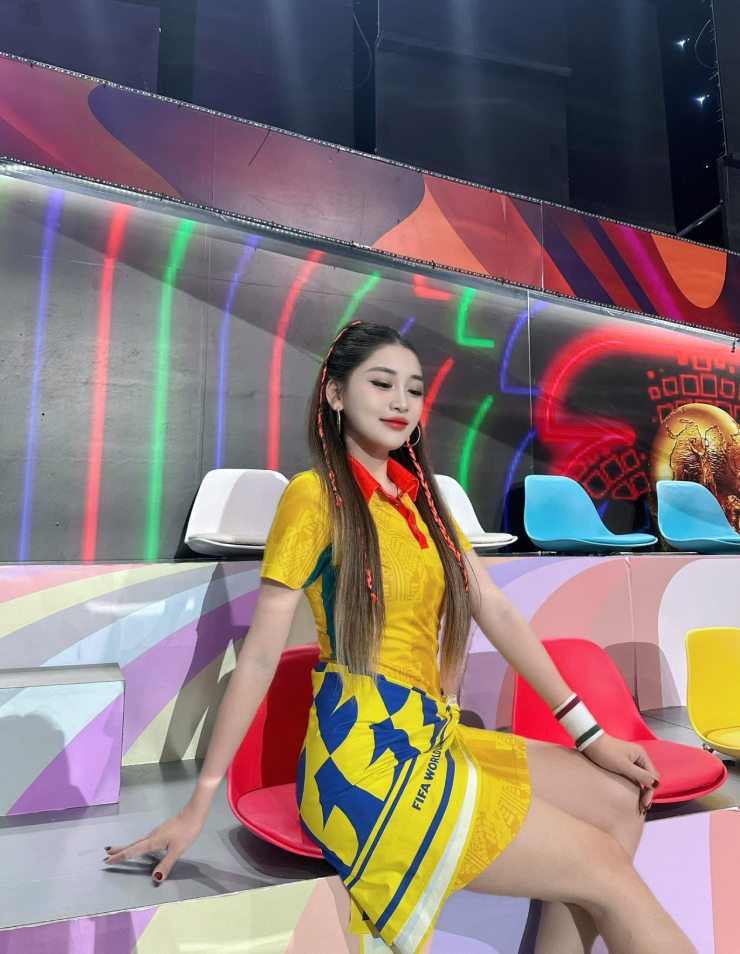 Nữ DJ xinh như hoa, khoe vũ điệu hoang dã cổ vũ Ghana lập chiến công ở World Cup - 4