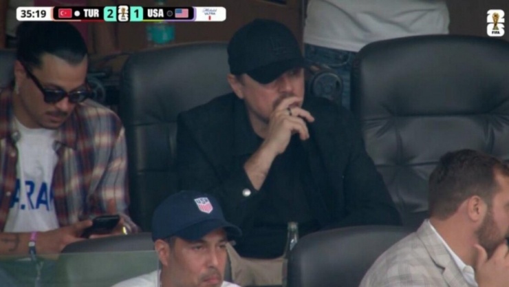 Leonardo DiCaprio thu hút sự chú ý khi xuất hiện trên khán đài World Cup 2026.