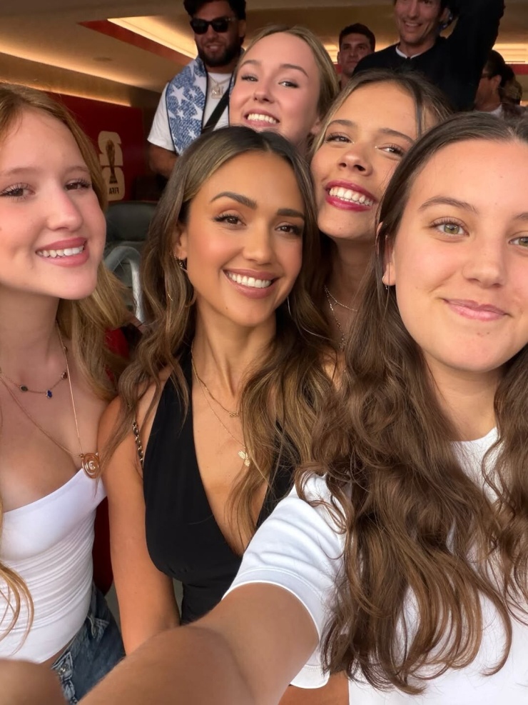 Sự xuất hiện của Jessica Alba khiến khán đài World Cup 2026 thêm sôi động.