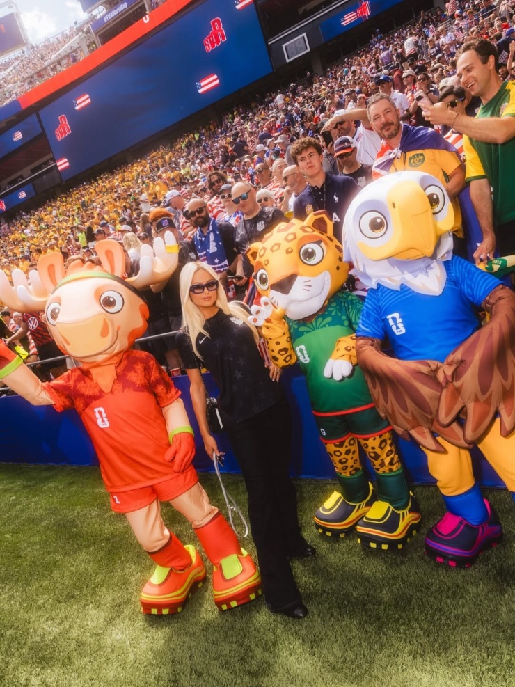 Sự góp mặt của nhiều ngôi sao giải trí khiến khán đài World Cup 2026 thêm sôi động.